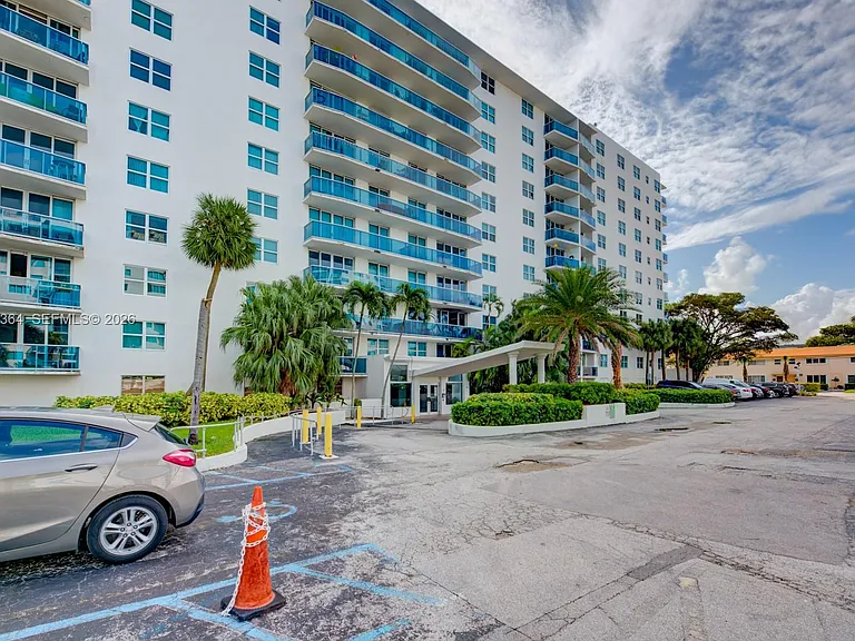 7501 E Treasure Dr #4K — Photo 9