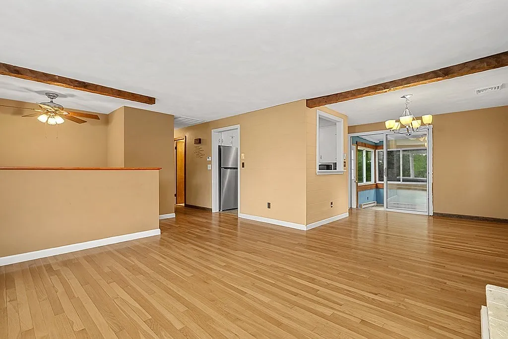3 bed, 1.0 bath, 1176 sqft, $3,000 — Photo 3
