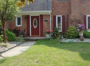27431 Bridle Hills Dr, Farmington Hills, MI 48336