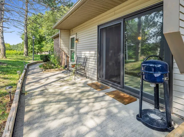 302 Spring Brooke Dr, Brighton, MI 48116