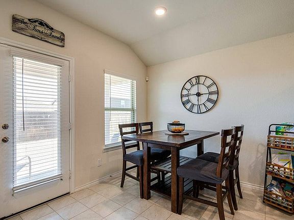 3rd image of 1009 Emerald Dr