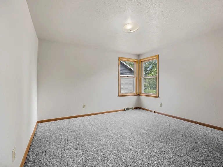 3401 Seneca Ave — Photo 19