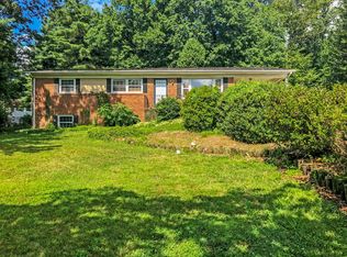 1072 Utterback Store Rd, Great Falls, VA 22066
