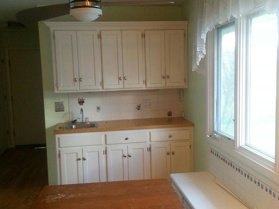 breakfast area with wet bar.