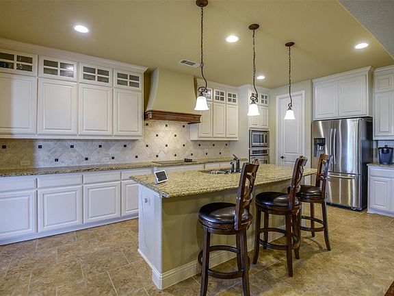 5th image of 121 Claremont Dr