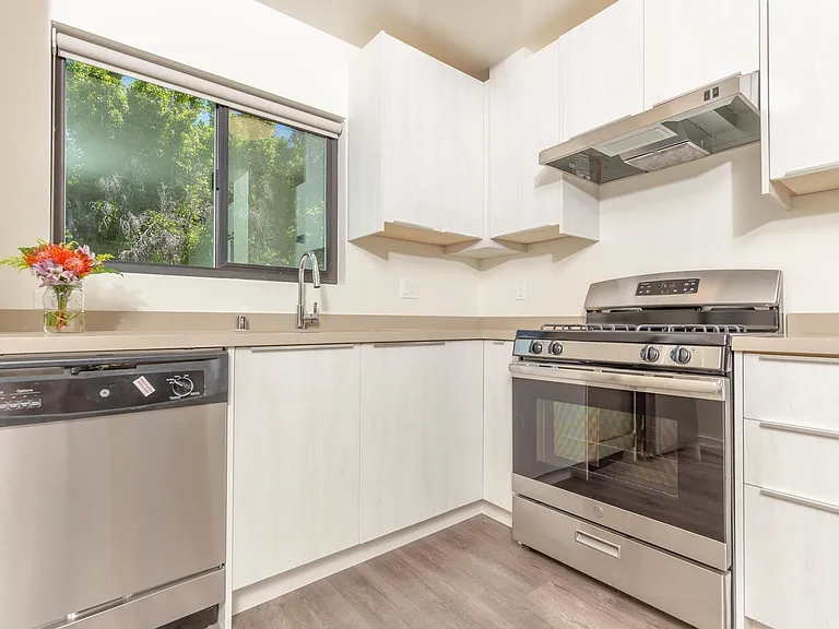 1330 N Martel Ave — Photo 21