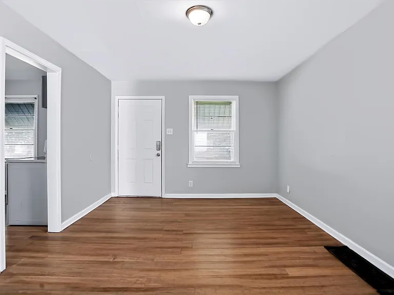 1931 N Drexel Ave — Photo 12