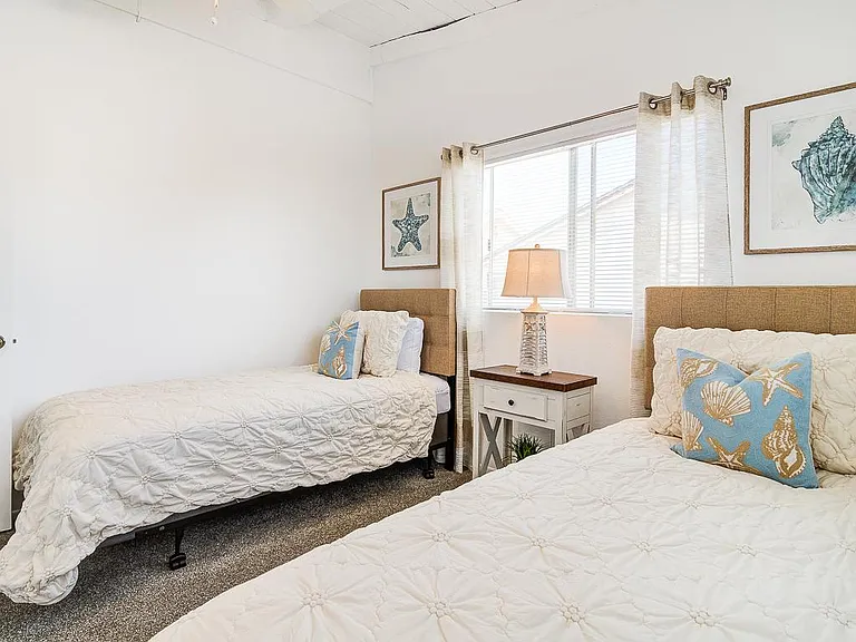 214 E Balboa Blvd — Photo 22