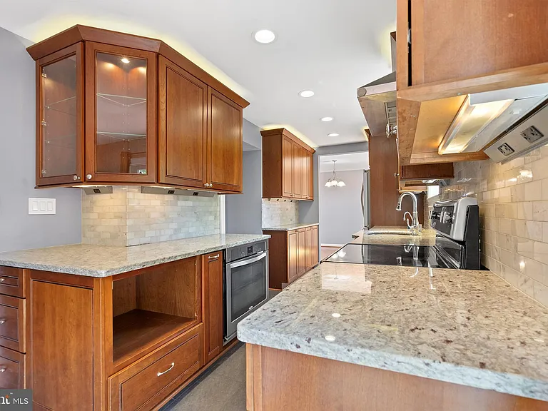 13604 Wisteria Dr — Photo 10