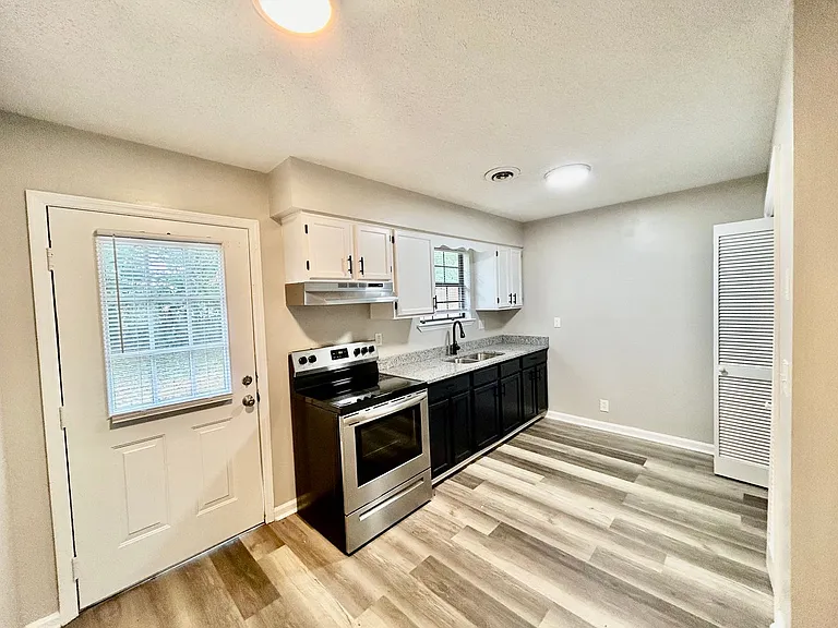706 Roberta Dr — Photo 2