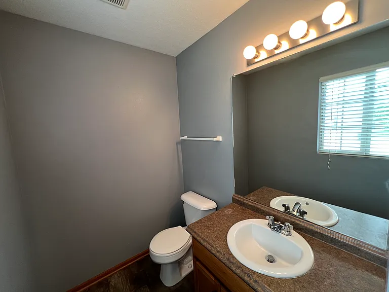 480 SE Waco Pl — Photo 20