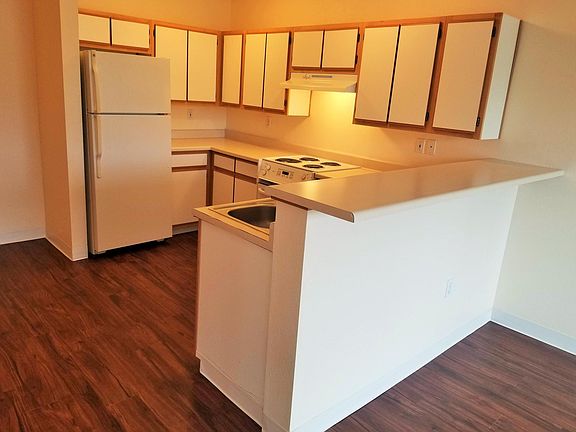 Kitchen with open bar *or similar
