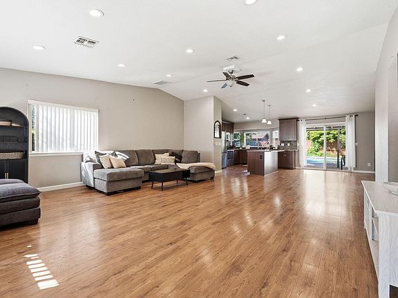 4th image of 140 Danbury Dr