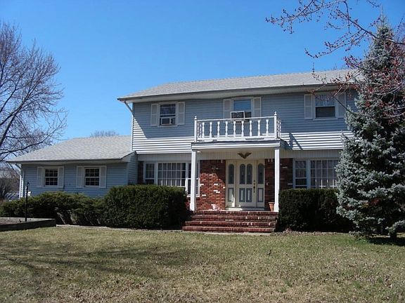 3rd image of 17 Arnold Dr