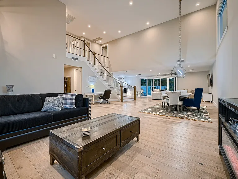 3913 E Devonshire Ave — Photo 8