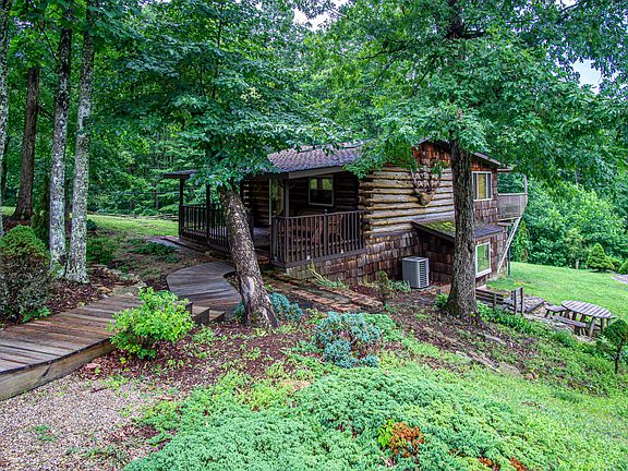 4th image of 935 Whippoorwill Rd