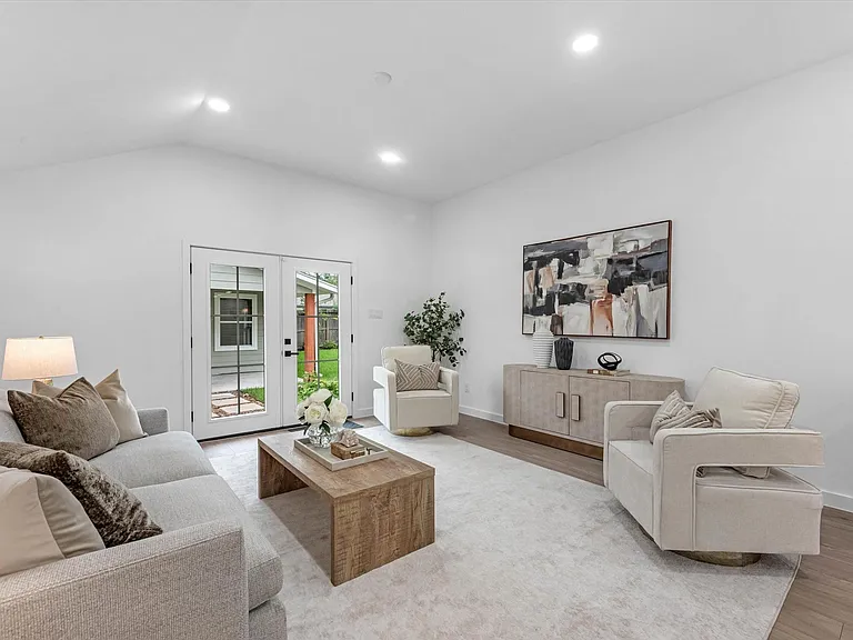 1826 Woodcrest Dr — Photo 3