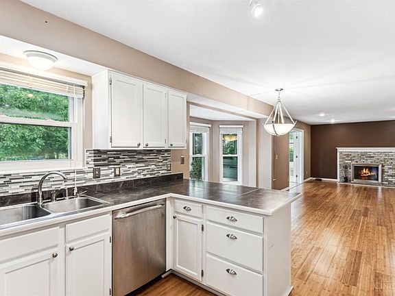 5th image of 9881 Country Hill Ct
