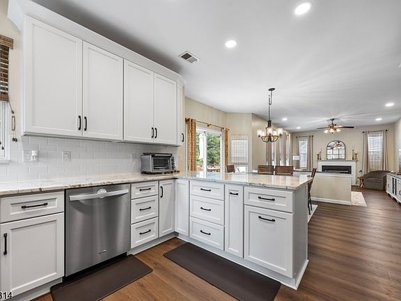 4th image of 208 Yvonne Way