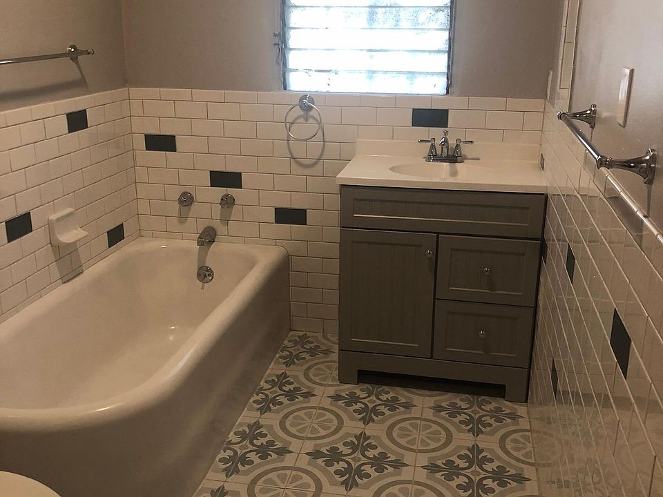 1st image of 3219 W 43rd Pl