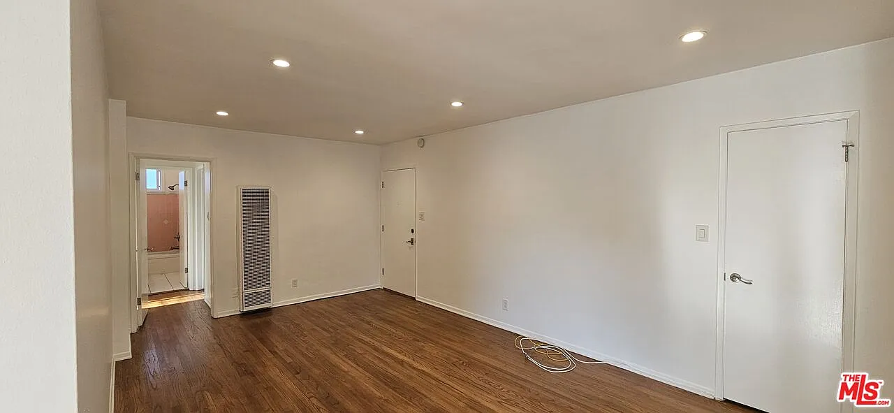 2 bed, 2.0 bath, 5845 sqft, $2,700 — Photo 4