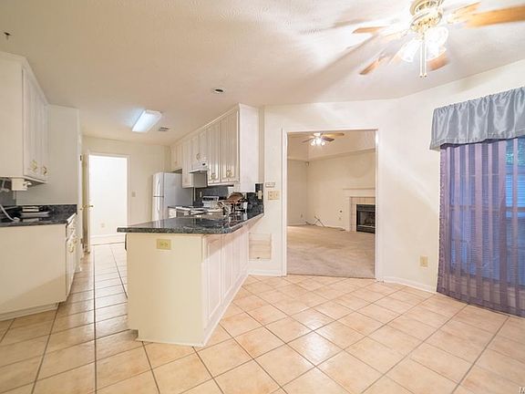 4th image of 3828 Berkshire Dr