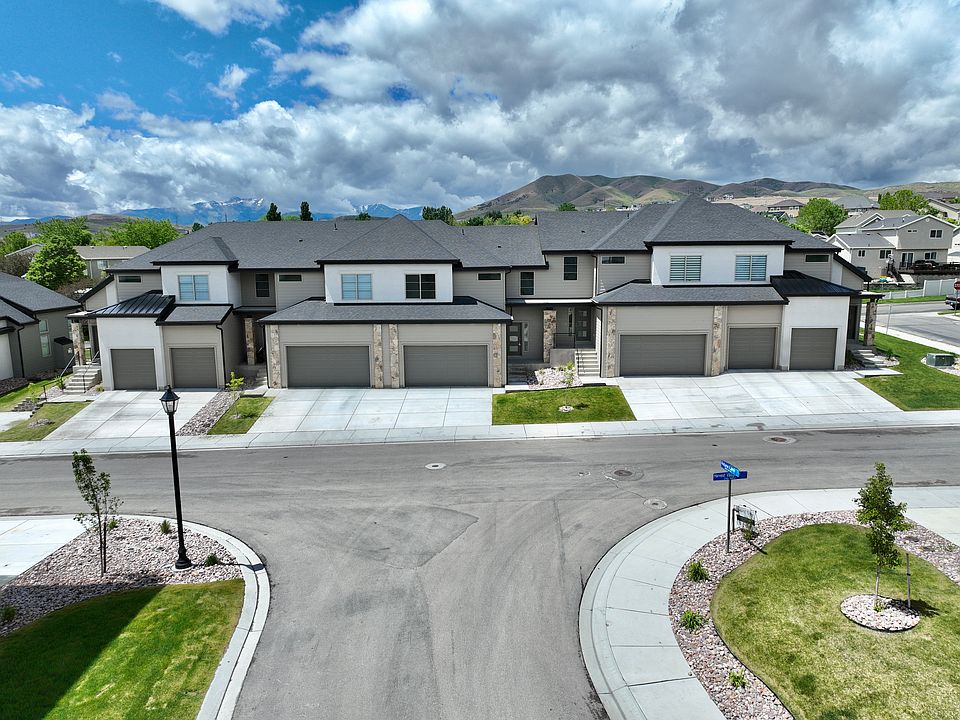 End unit in a beautiful HOA maintained neighborhood.