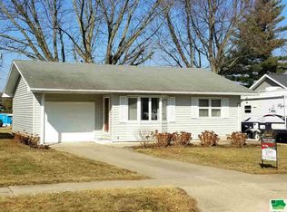 1321 Locust St, Hull, IA 51239