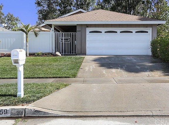 3rd image of 1559 Camelot Dr