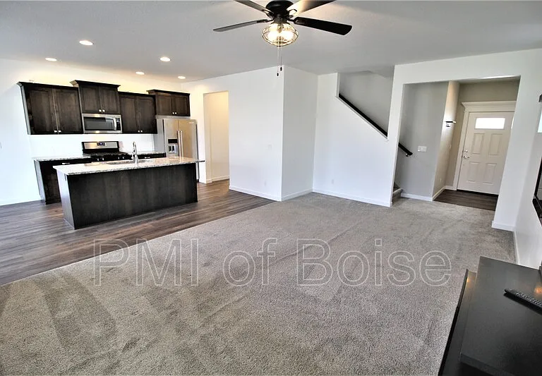 2080 S Hills Ave — Photo 5
