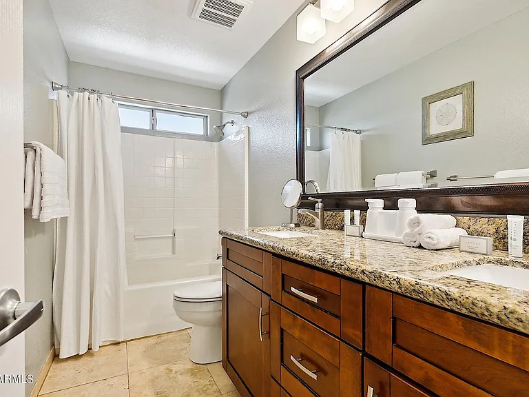 1052 E Washington Ave — Photo 36