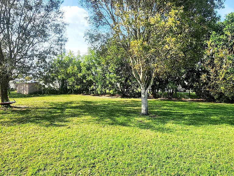 431 SE Dalva Ave — Photo 9