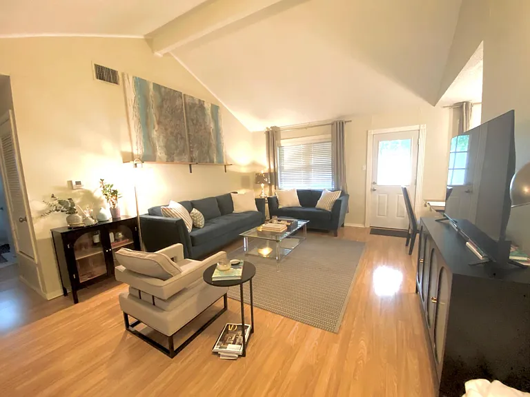 5109 Avenue H — Photo 1