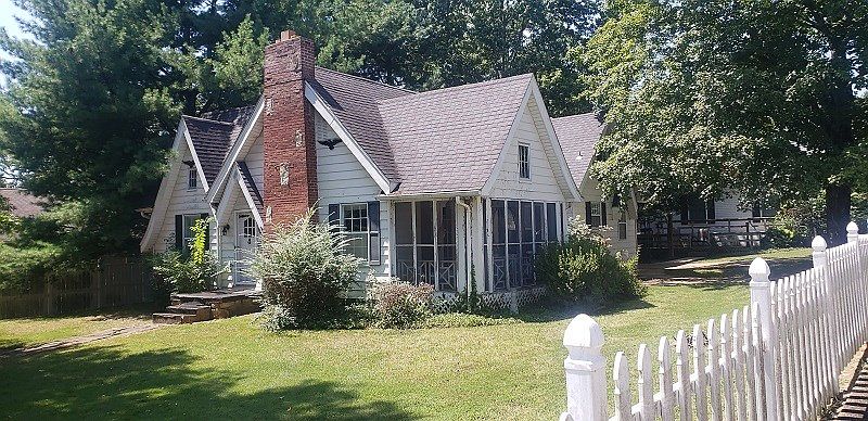 1st image of 807 Walnut St