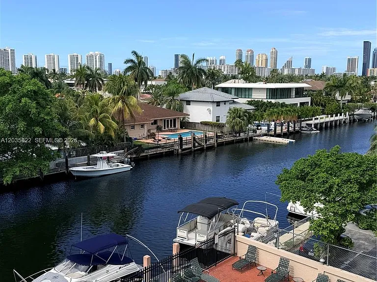 2903 N Miami Beach Blvd #406 — Photo 1