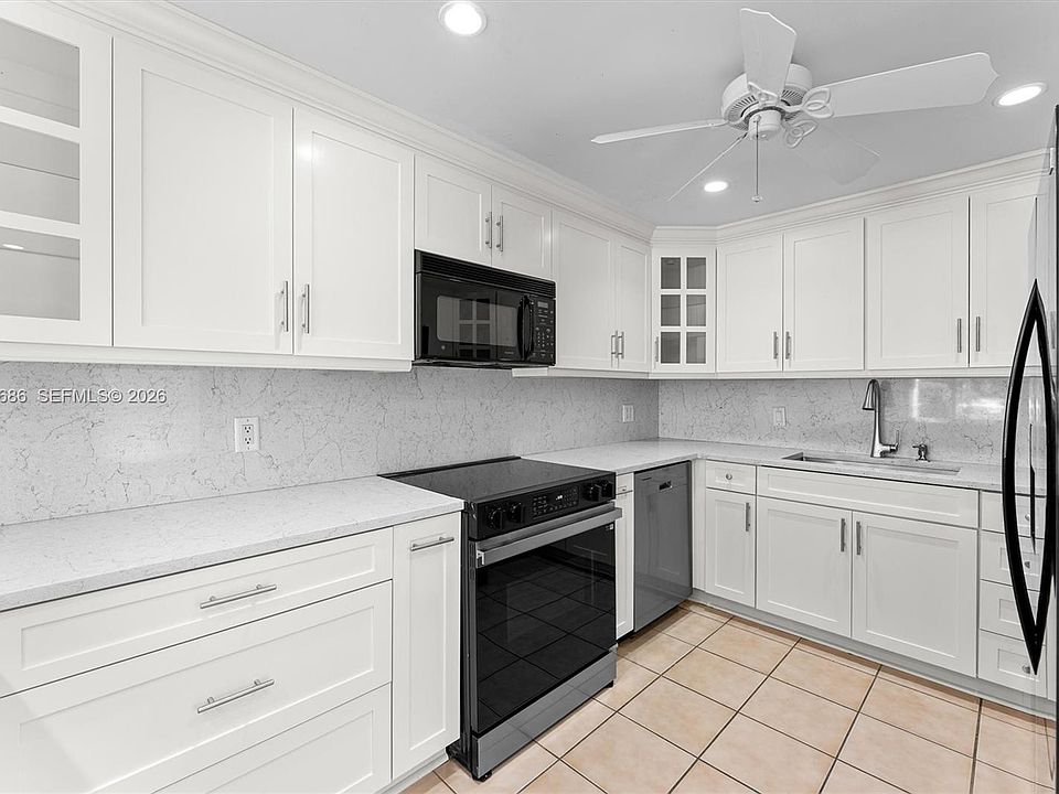 1st image of 392 Golfview Rd APT A