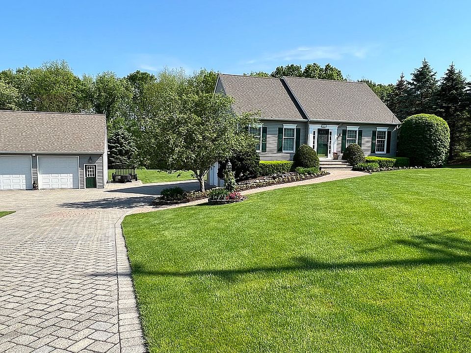 2nd image of 406 Pidgeon Hill Rd