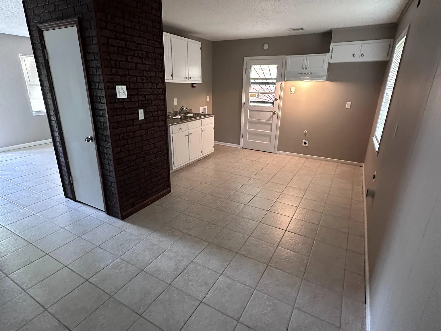 3 bed, 985 sqft, $1,135 — Photo 2