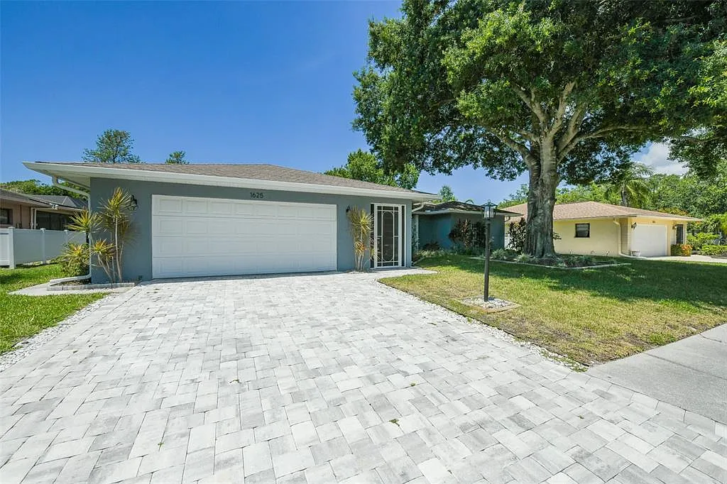 3 bed, 2.0 bath, 2270 sqft, $2,500 — Photo 1
