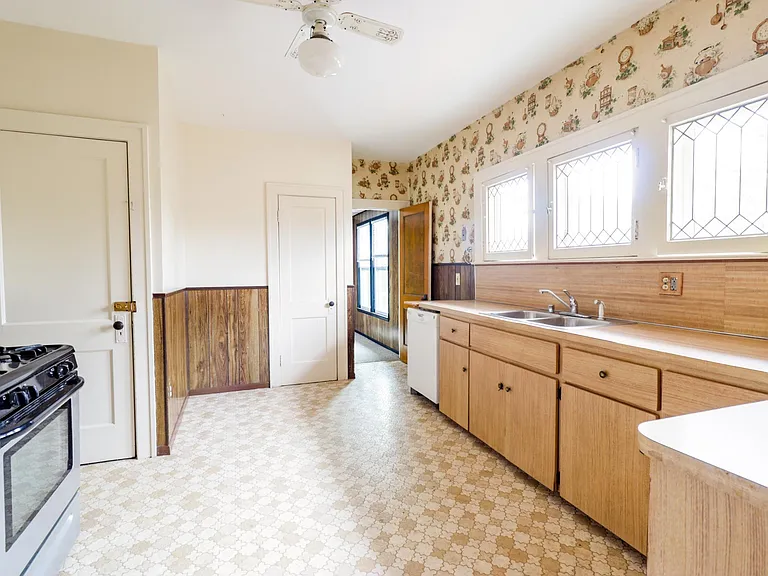 1265 Beaconsfield Ave — Photo 8