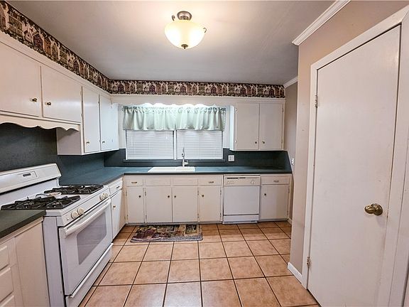 4th image of 907 Peach St