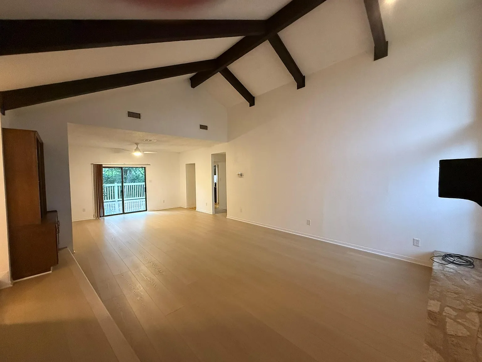 3 bed, 2.0 bath, 2096 sqft, $5,490 — Photo 2