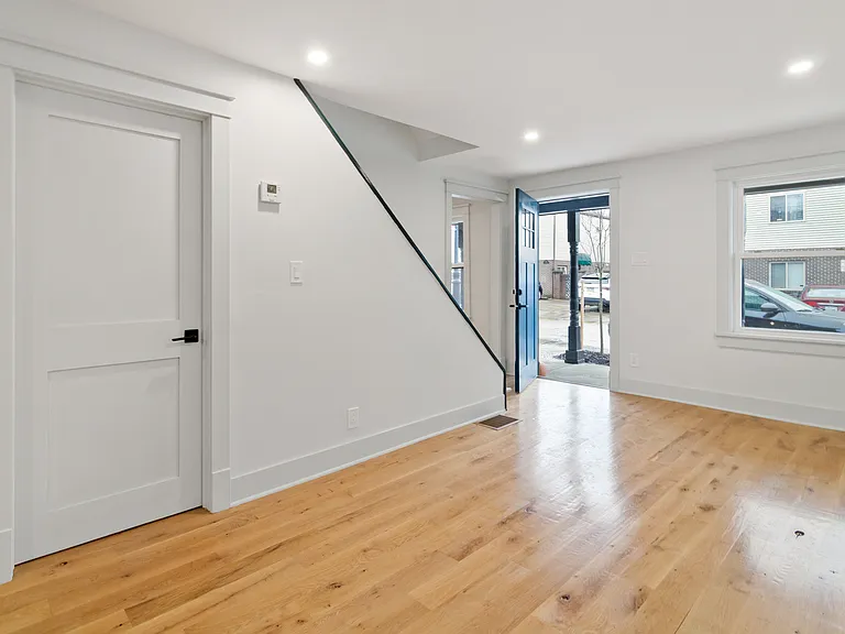 317 James St — Photo 10