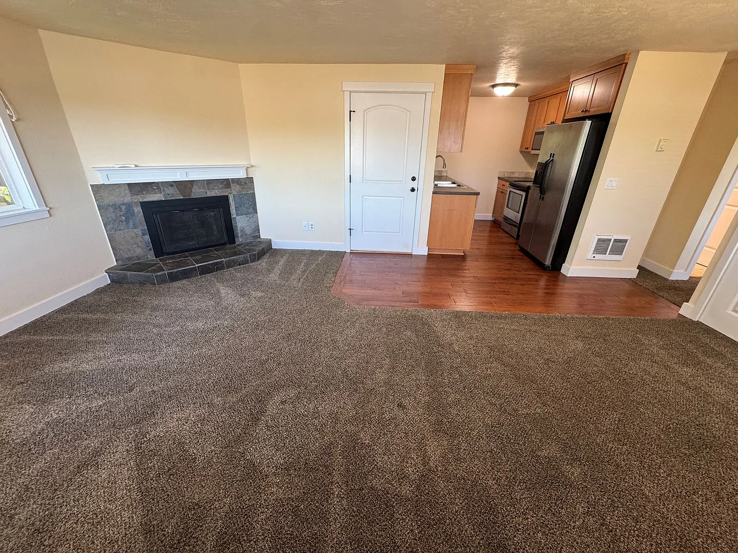 (963) 2850 Newton Place - 3brdm/1.5 Bath Condo — Photo 2