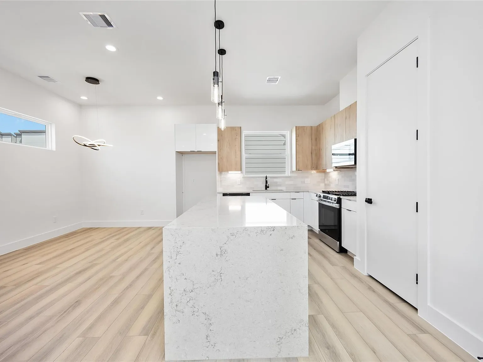 3 bed, 3.5 bath, 1732 sqft, $2,295 — Photo 2