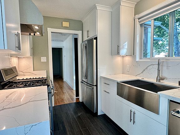 3rd image of 2164 Parkwood Way