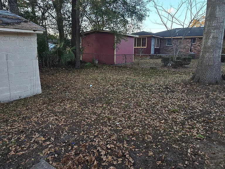 1906 Mitchell St — Photo 14