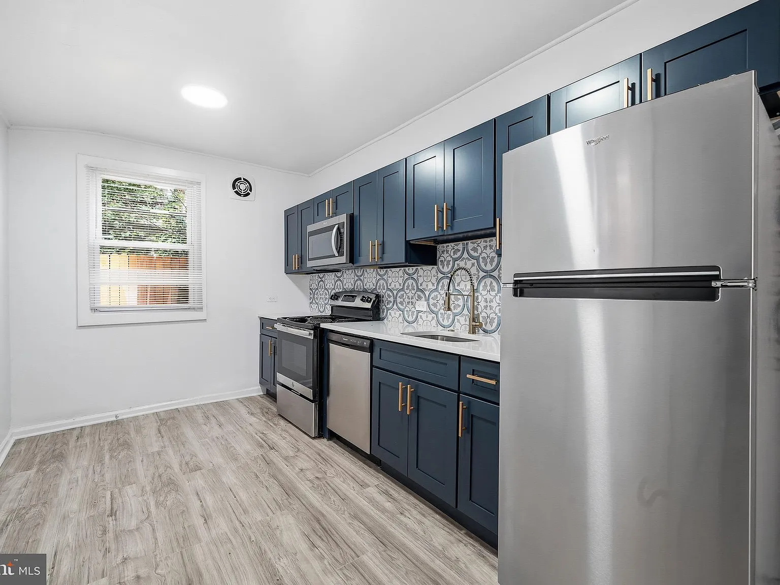 3 bed, 1060 sqft, $1,600 — Photo 2