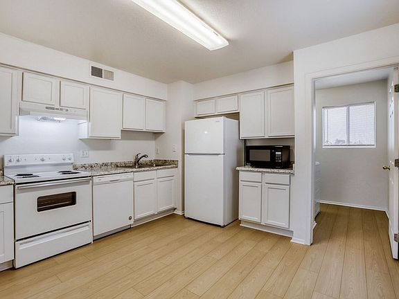 3rd image of 752 N Westwood APT 202