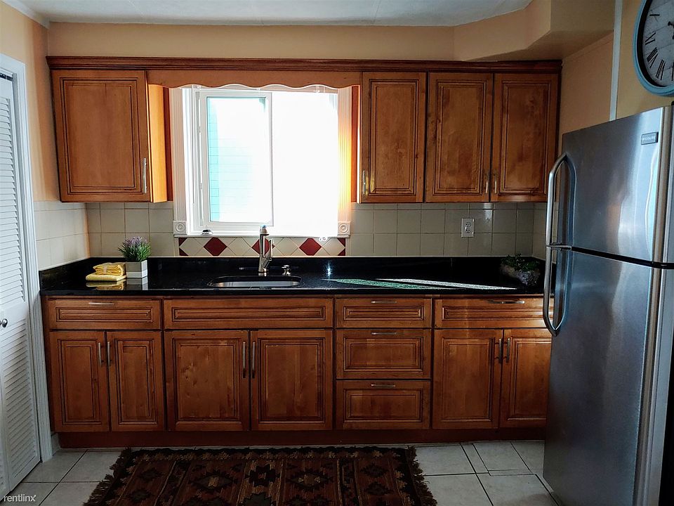 Pinckney Kitchen Straight